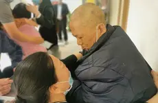西安男子与家人失散21年 ，在广州重聚抱头痛哭