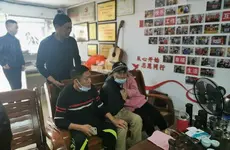 23年后的重聚！这一幕，让在场的人都落泪了
