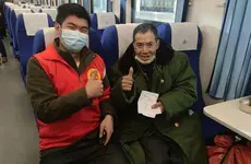 因家暴妻离子散，如今志愿者送他回家