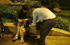 暖！志愿者筹款救助患病男子，男子母亲赠家乡梨感谢