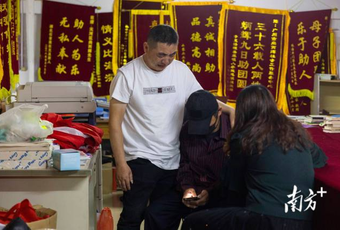 隐姓埋名35年，胡子哥终于回家了