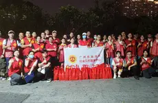 中秋佳节送月饼，街友们有口福了!