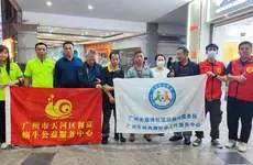 感动！失踪十五年后三兄弟在街头见面