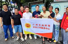 露宿草丛差点饿死，尚丙辉团队让他重获新生