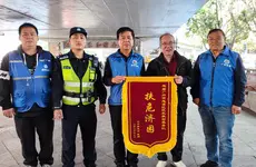 从流浪桥底到回归家乡，锦旗见证越秀温情救助